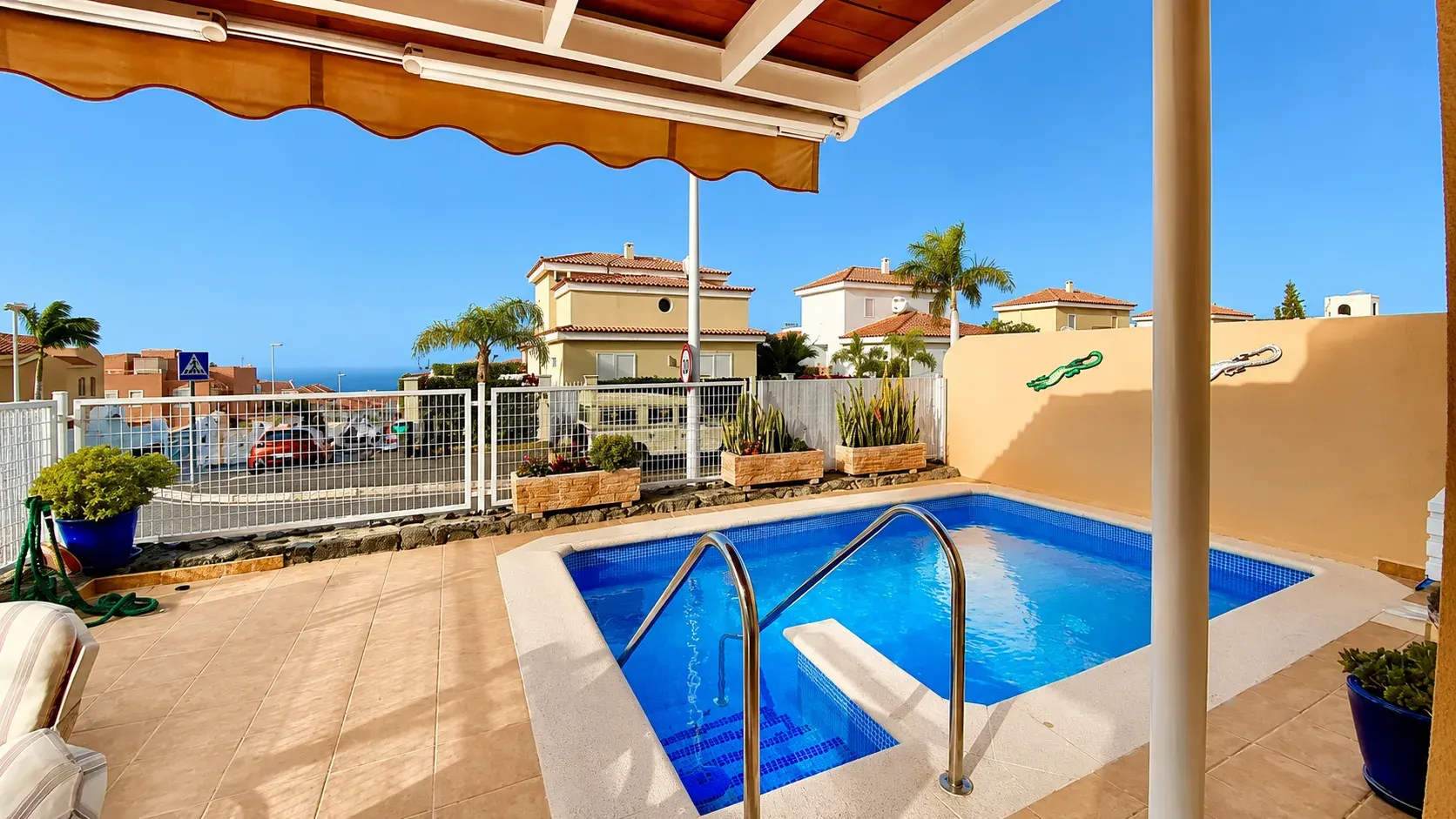 Terraza con piscina privada y vistas al mar en Villa Sunny
