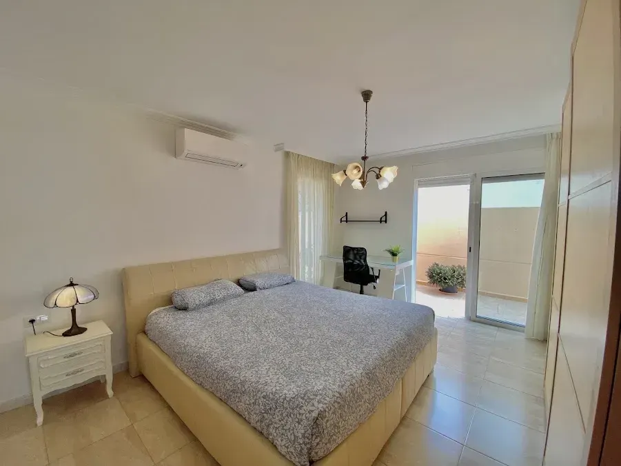 Dormitorio principal con aire acondicionado y acceso a la terraza