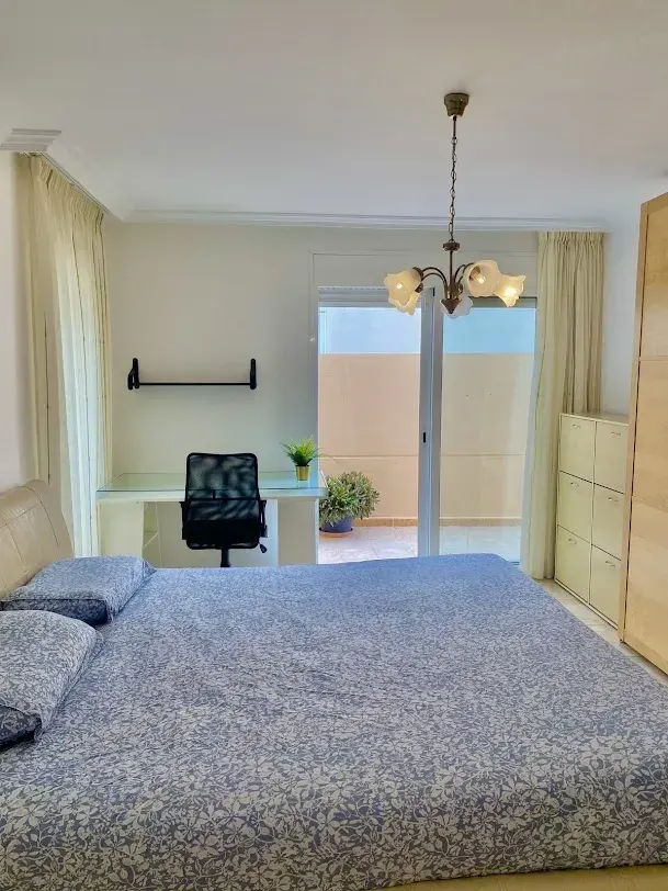Segundo dormitorio con zona de escritorio